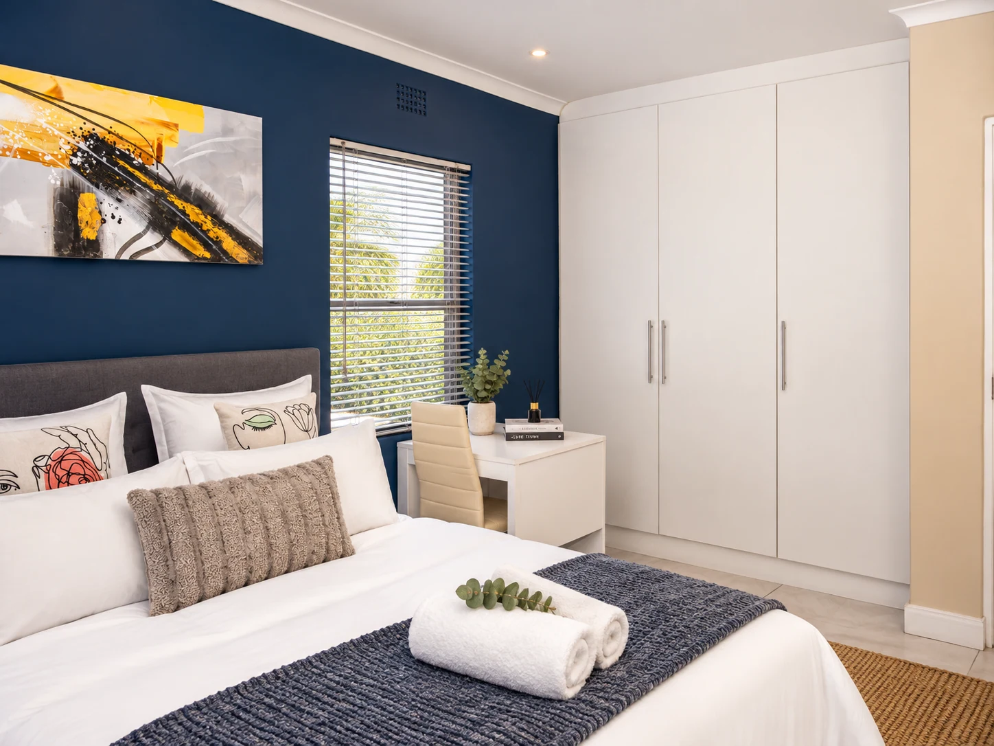 Elmed Guest House Sky View Room - bedroom with blue feature wall